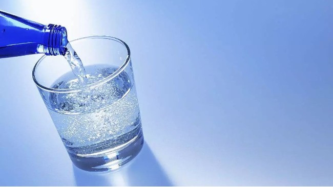 自来水、纯净水、矿泉水有什么区别？都需纯净水设备处理，才能饮用！
